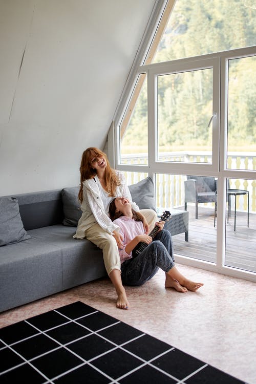 女性朋友玩夏威夷四弦琴和笑 · 免费素材图片