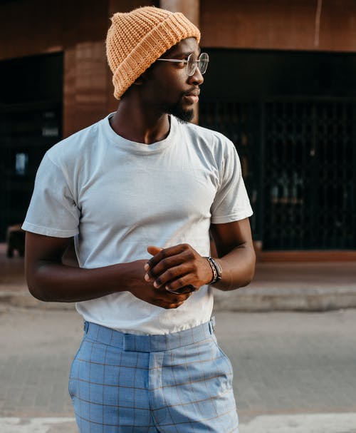 有关（顶部有小羊毛球的）羊毛帽子, 人, 休闲装的免费素材图片