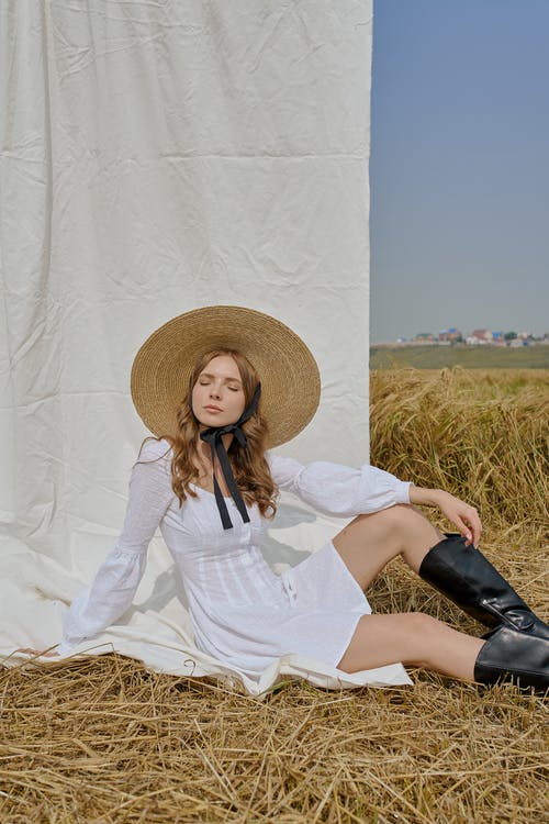 基于农业领域的秸杆的轻松的时髦的妇女 · 免费素材图片