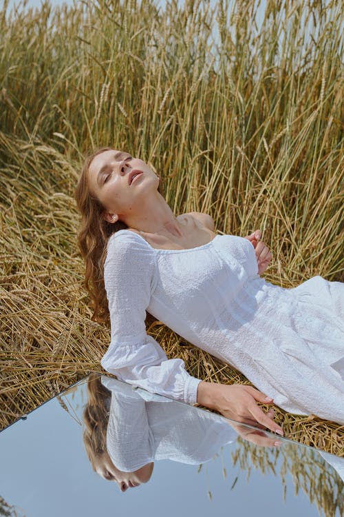 躺在镜子前的草地上的性感女人 · 免费素材图片