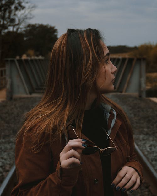 有关侧面图, 垂直拍摄, 墨镜的免费素材图片