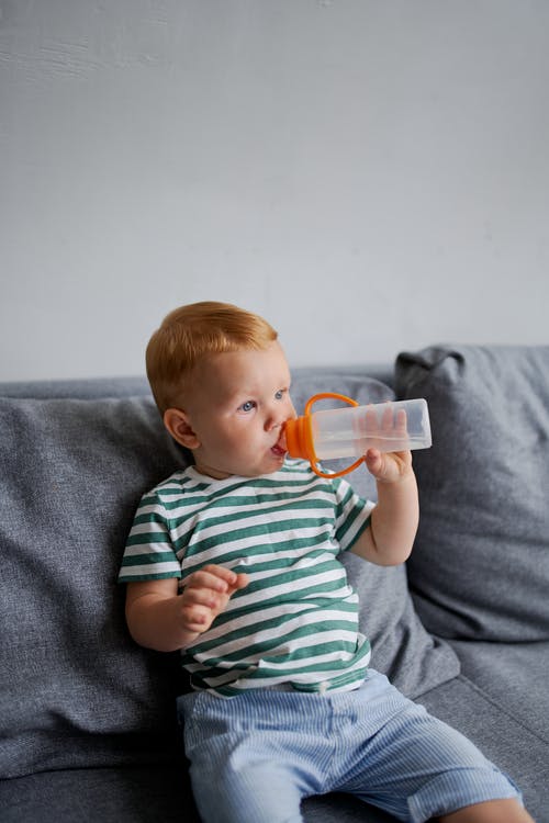 小男孩喝水从瓶子里 · 免费素材图片