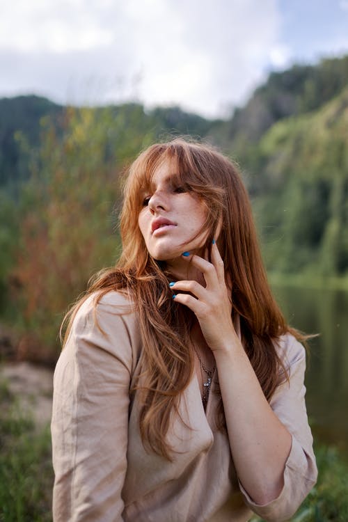 夏季在河岸上的模型感人的脖子 · 免费素材图片