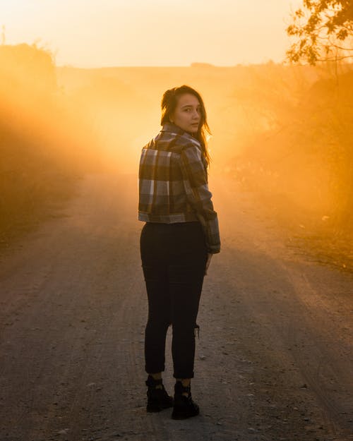 有关回头看, 垂直拍摄, 女人的免费素材图片