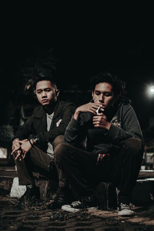 有关休闲装, 坐, 垂直拍摄的免费素材图片