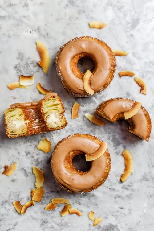 大理石表面上的棕色甜甜圈 · 免费素材图片