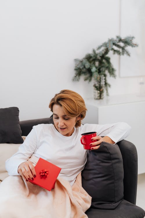 有关坐, 垂直拍摄, 女人的免费素材图片