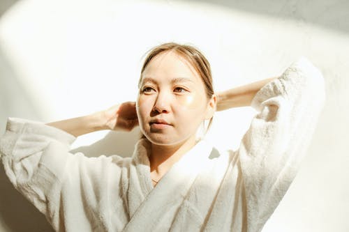 有关在眼罩下, 浴衣, 皮肤护理的免费素材图片