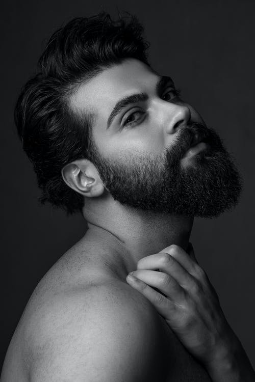 大胡子的男人与时髦的发型，抚摸脖子 · 免费素材图片