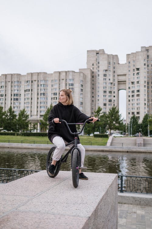 有关BMX, 垂直拍摄, 女人的免费素材图片