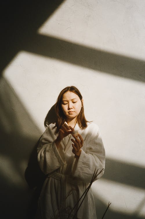 有关垂直拍摄, 握住, 皮肤护理的免费素材图片