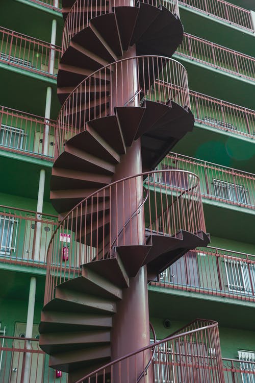 螺旋楼梯在建筑物附近在日光下 · 免费素材图片