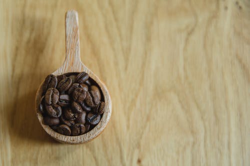 木杯咖啡豆在桌子上 · 免费素材图片
