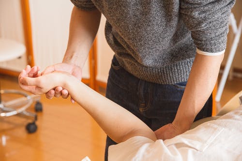 作物脊医按摩患者的手 · 免费素材图片