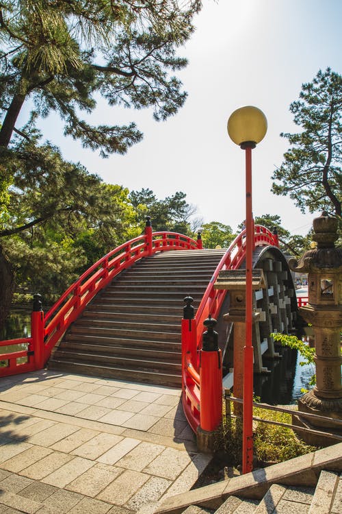老石桥与位于东方公园的红色栏杆 · 免费素材图片