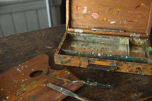 老式木制调色板与破旧桌上的铲子 · 免费素材图片