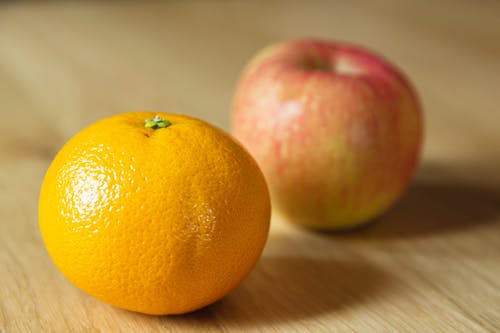 成熟的新鲜橘子，苹果在桌子上 · 免费素材图片