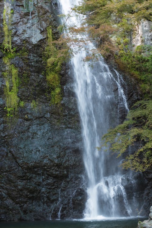 在白天的山高瀑布 · 免费素材图片