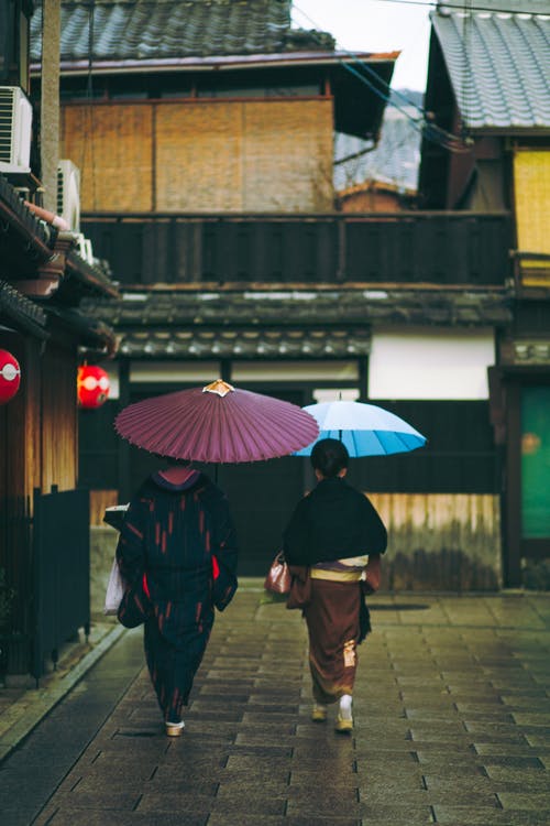 不可识别的夫妇和传统的遮阳伞走 · 免费素材图片