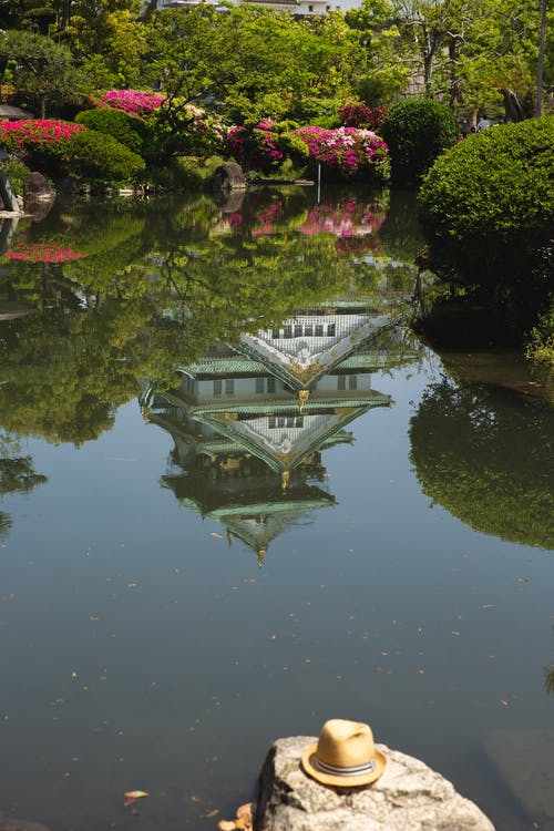 大房子附近的东方花园的平静湖 · 免费素材图片