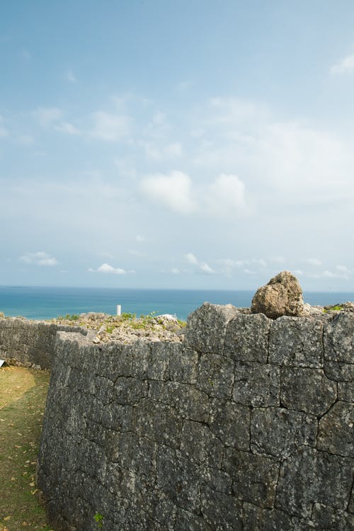 在夏天的海边石围墙 · 免费素材图片