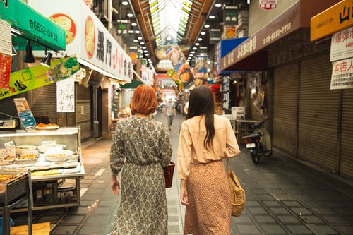 走在亚洲市场的匿名时尚女性朋友 · 免费素材图片