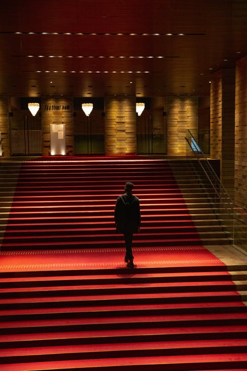 大厅与红地毯上的黑暗剪影 · 免费素材图片