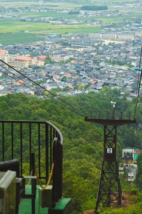 索道塔对现代绿色城市 · 免费素材图片