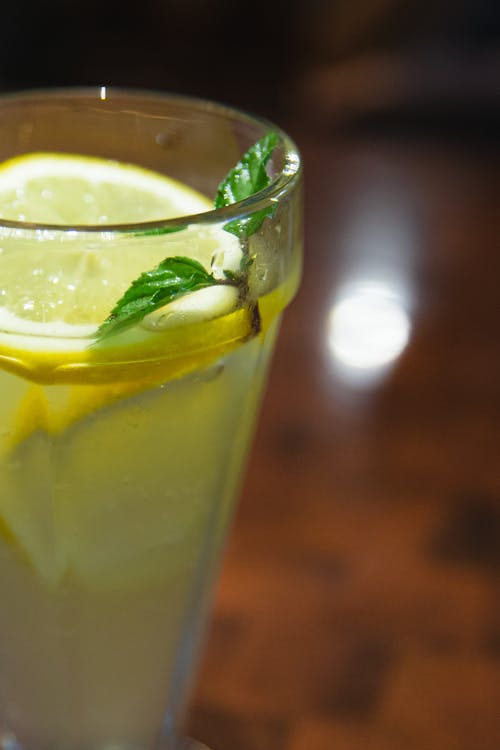杯薄荷和柠檬清爽柠檬水 · 免费素材图片