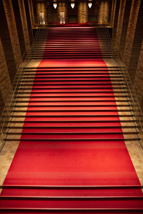 在建筑物的楼梯上的红地毯 · 免费素材图片