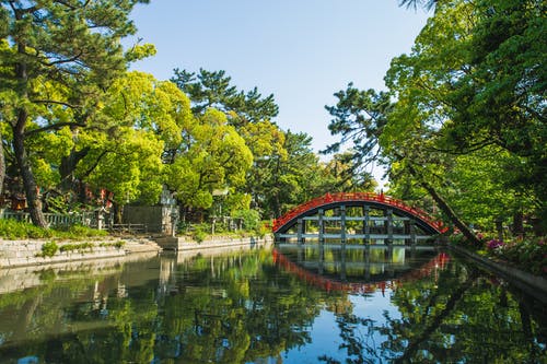 东方公园与人行天桥在运河在阳光灿烂的日子 · 免费素材图片