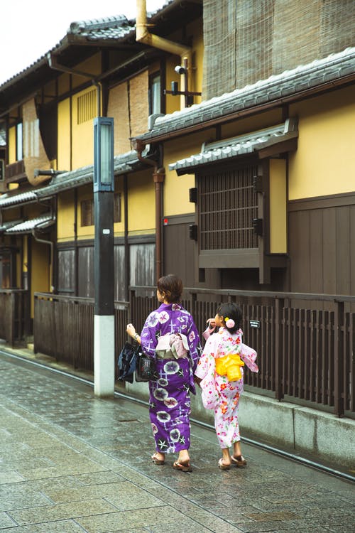 亚裔妇女和女儿和服的走在城市街道上的 · 免费素材图片