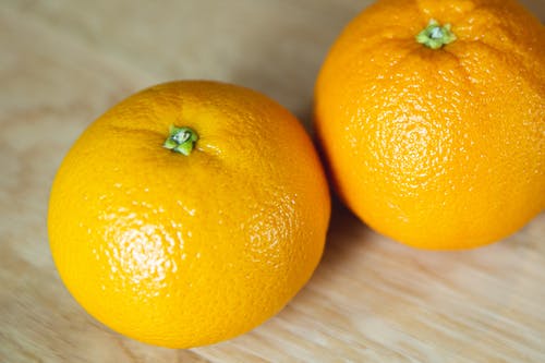木制的桌子上明亮整个成熟的橘子 · 免费素材图片