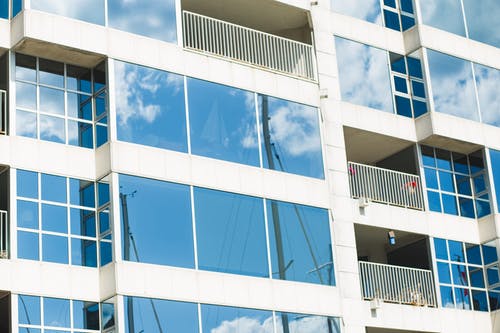 建筑玻璃窗反射天空 · 免费素材图片