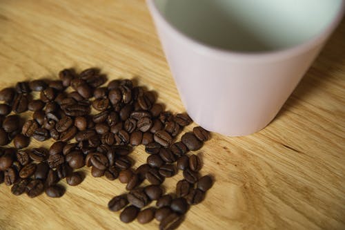 空杯子和烘焙过的咖啡豆 · 免费素材图片