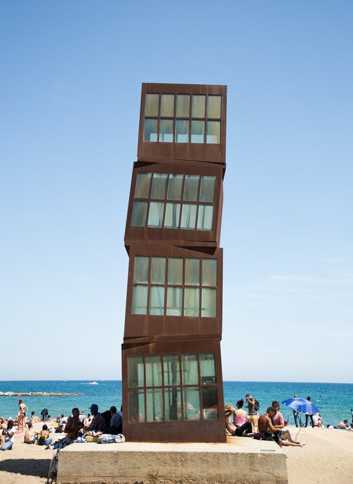海滩上混凝土平台上的不寻常结构 · 免费素材图片