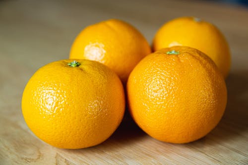 桌上的闪亮果皮多彩新鲜橘子 · 免费素材图片
