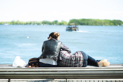 夫妇在河堤上休息 · 免费素材图片