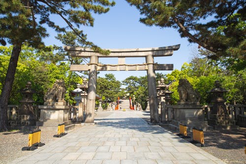 位于日本古庙附近的古代石门 · 免费素材图片
