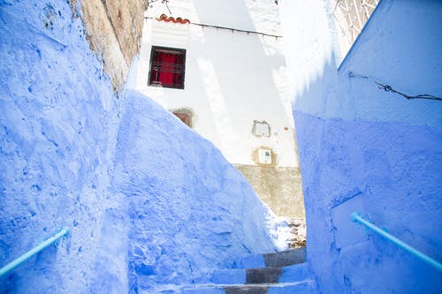 在城市的蓝色障碍中的楼梯 · 免费素材图片
