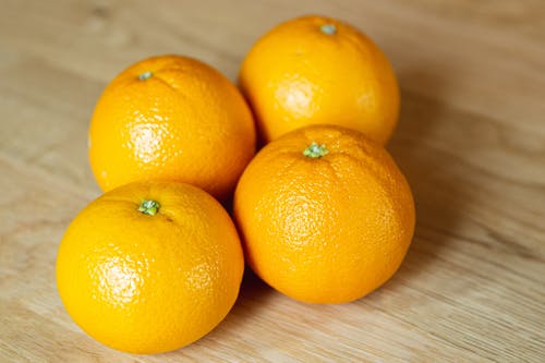 整个新鲜橘子与桌上的亮皮 · 免费素材图片