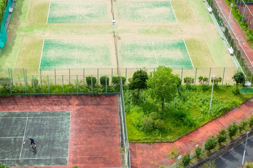 破旧的网球场的无人机视图 · 免费素材图片