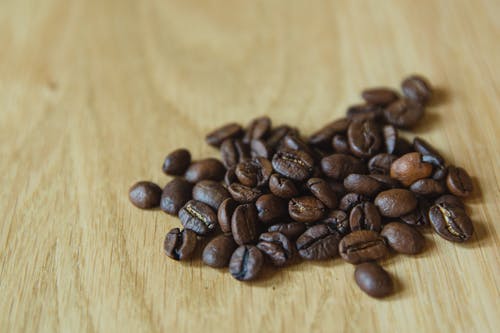 咖啡豆放在木质表面 · 免费素材图片