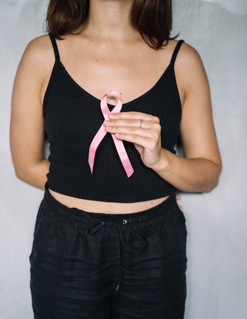 女人抱着粉红丝带 · 免费素材图片