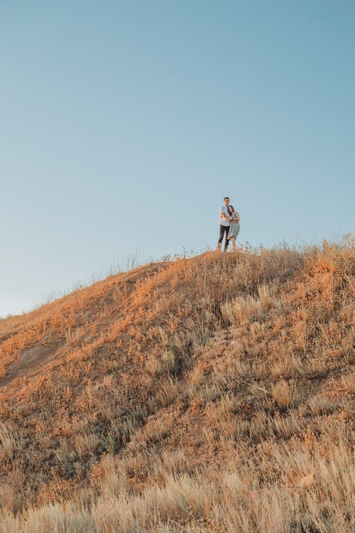 匿名夫妇站在高山上 · 免费素材图片