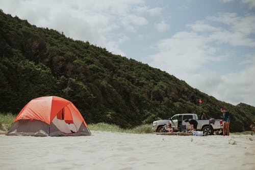 露营者和沙滩上的帐篷 · 免费素材图片