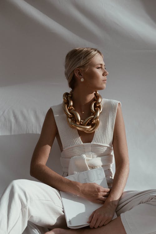 脖子上的巨大链的时尚女人 · 免费素材图片