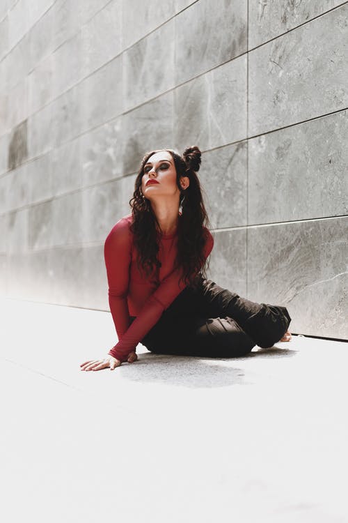 闭着眼睛的年轻苗条女人 · 免费素材图片