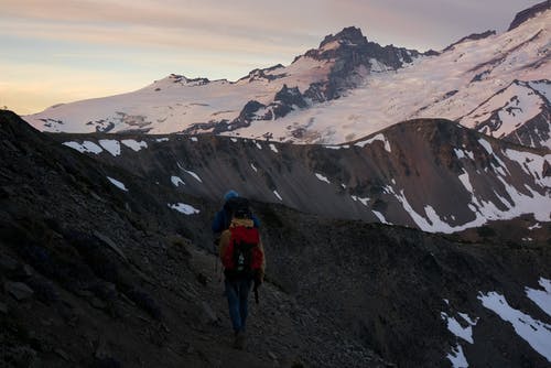 无法识别的旅行者，在山坡上行走 · 免费素材图片
