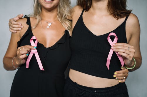 2名妇女拿着粉红丝带 · 免费素材图片